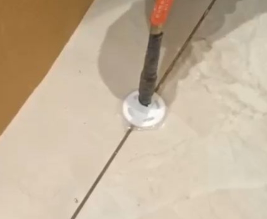 仙桃瓷砖空鼓维修公司专业解答瓷砖在铺贴过程中，如果没有涂抹均匀到位的粘结材料（如水泥砂浆或瓷砖胶），可能会导致以下问题