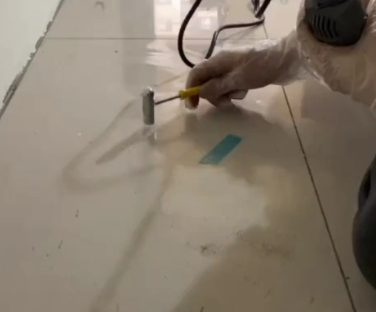 仙桃瓷砖开裂维修公司专业分享瓷砖在铺贴前如果没有沥干水分，将会导致以下问题