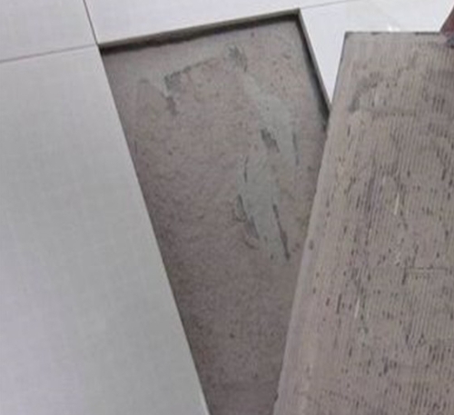 仙桃瓷砖空鼓维修公司分享瓷砖铺贴时如果打浆（即涂抹在瓷砖背面和基层上的砂浆或瓷砖胶）过少，会带来以下问题